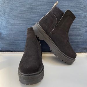 Qupid Black Raffi Chelsea Lug Boot - Size